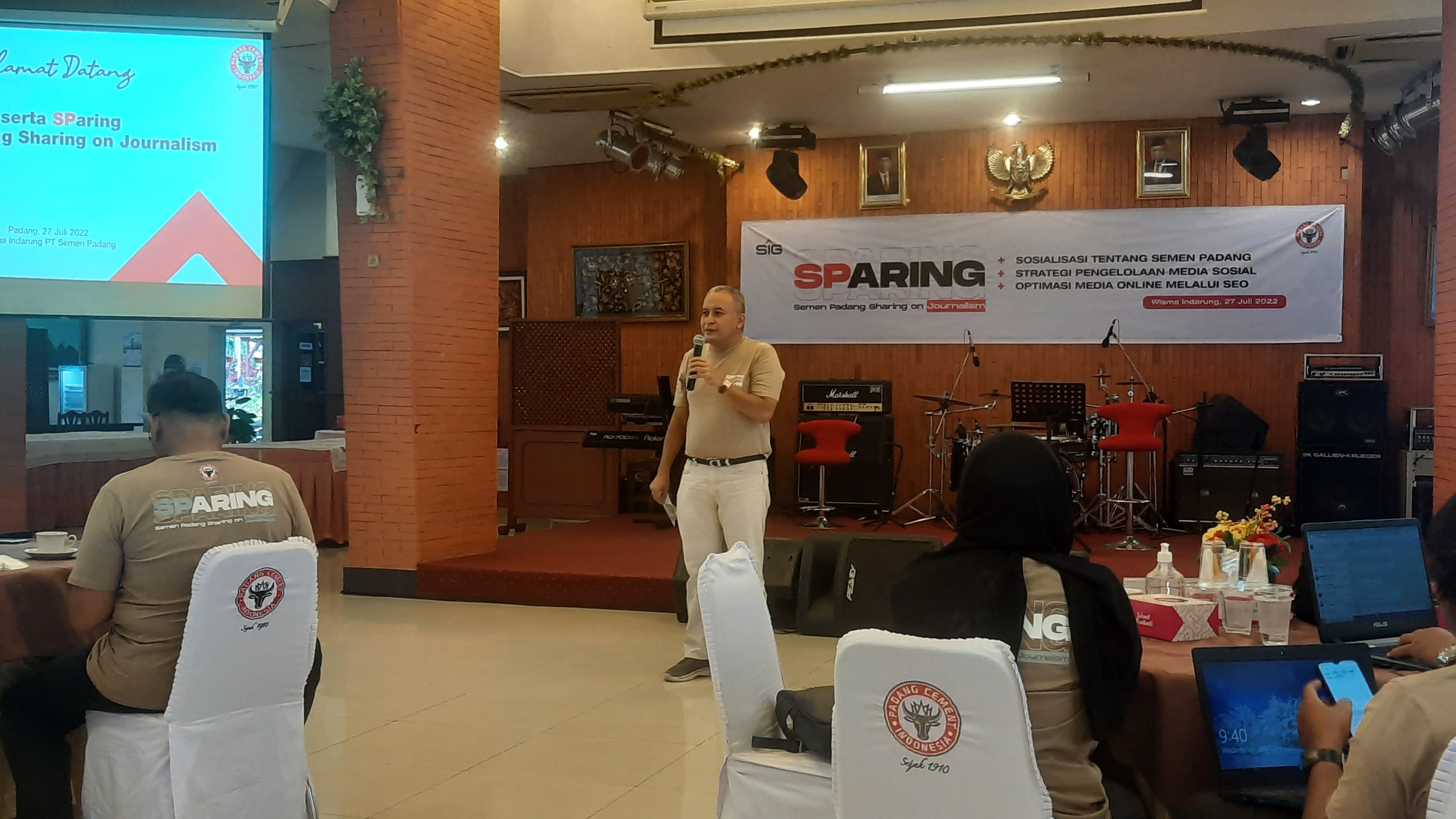 PT Semen Padang Menggelar Pelatihan Sharing On Jurnalism di Wisma Indarung 