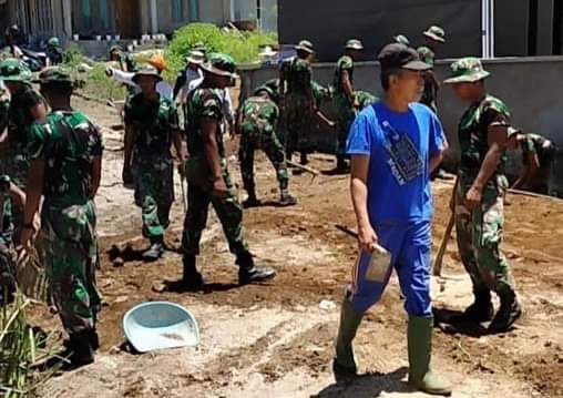 Warga Komplek Sago Residence Goro Bersama Siswa Secata B