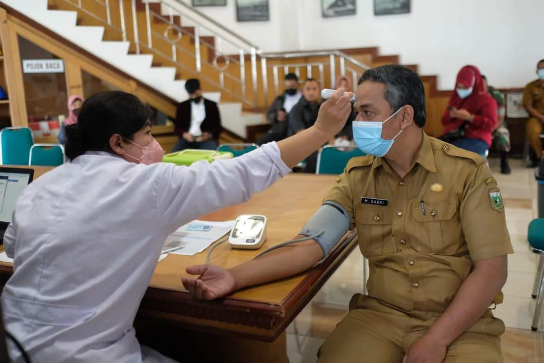 Wakil Rakyat dan Masyarakat Divaksinasi di Gedung DPRD  
