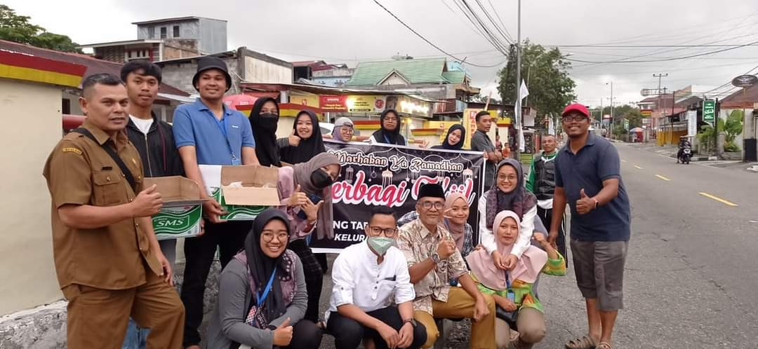 Karang Taruna Silat Berbagi Takjil untuk Musafir 