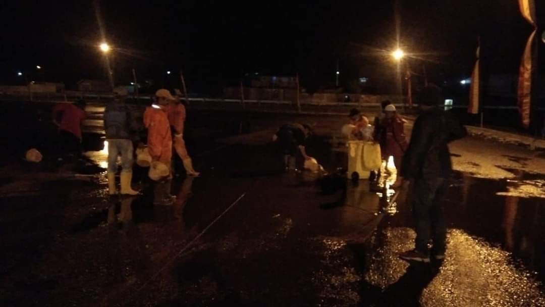 Usai Diguyur Hujan, Pasukan Oranye Dikerahkan Keringkan Lapangan Bancalaweh