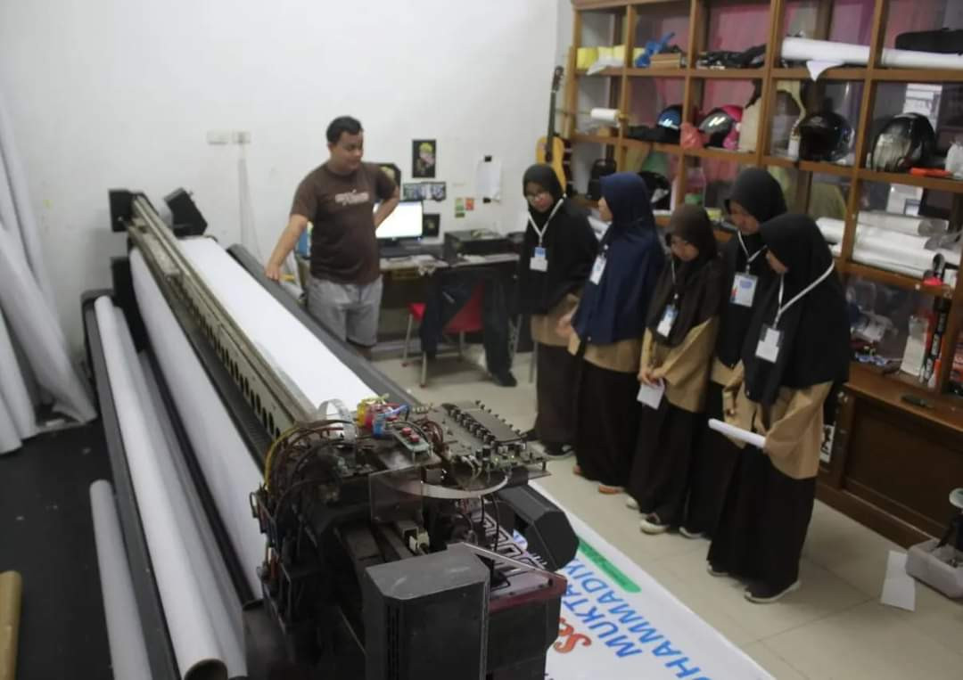 Perkaya Wawasan, Santri MTsM Kunjungi Percetakan Digital