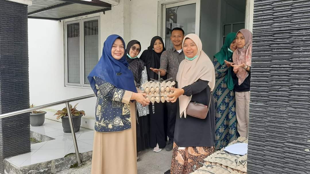 Puskesmas Salurkan Bantuan Telur dari Gubernur kepada Baduta Stunting 