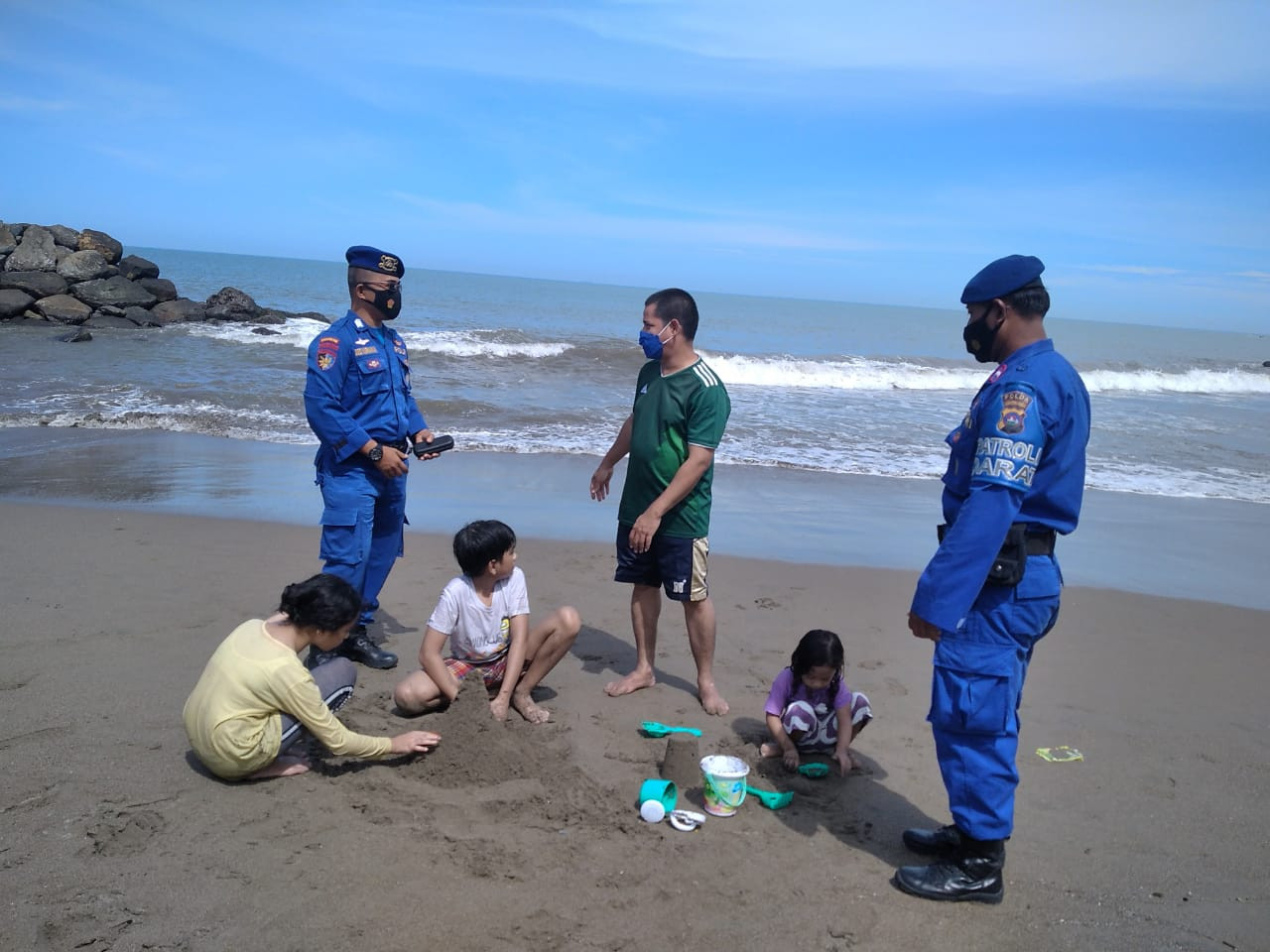 Petugas Airud Polda Sumbar,  Sambangi Pengunjung Objek Wisata Pantai Padang