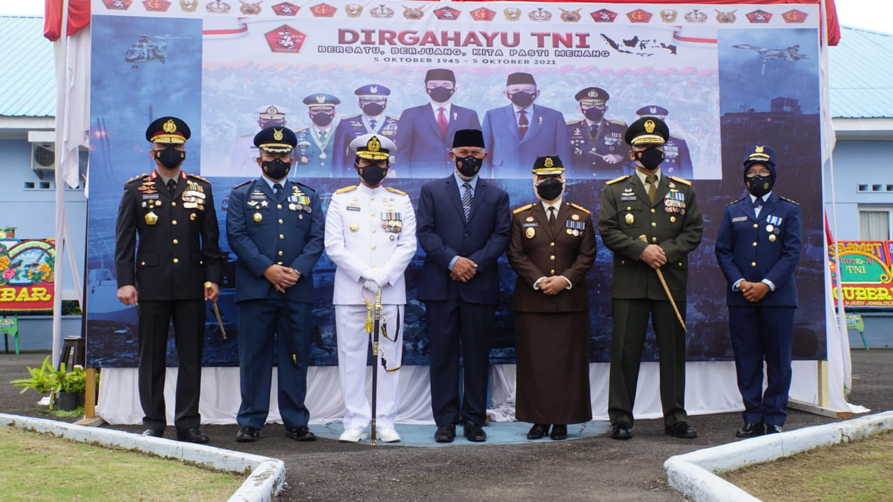 Danlantamal II Ikuti Upacara HUT TNI yang Ke 76