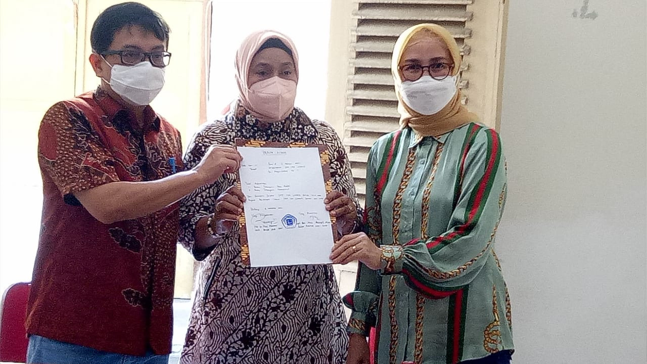 Sekretaris IKA Unand Serahkan Buku Tabungan Operasional Pada Bendahara Baru 