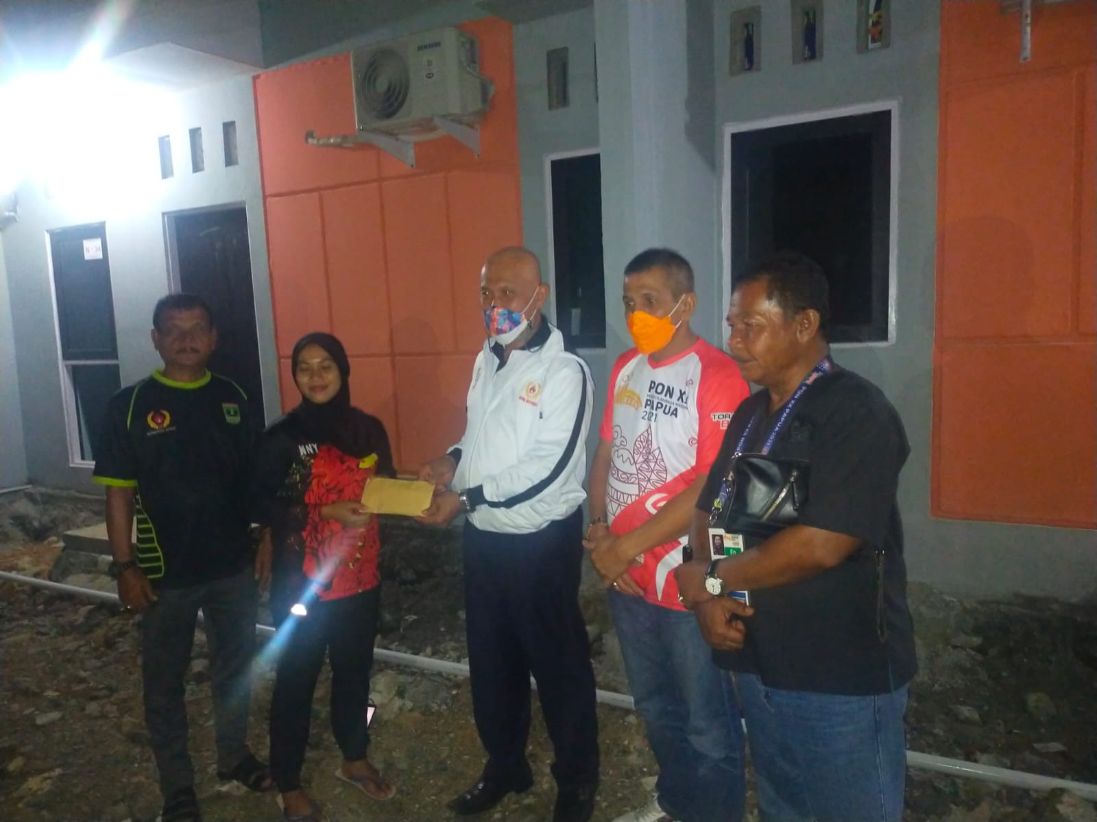 Gubernur Sumbar Berikan Bonus Spontan Peraih Medali PON XX Papua 2021 