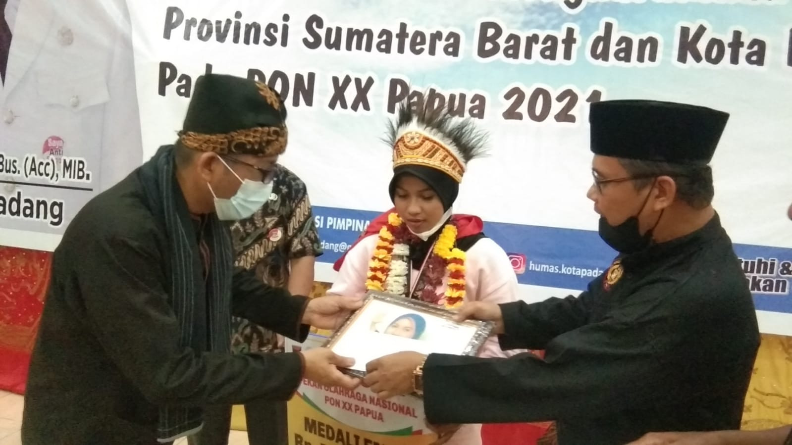 Raih Medali di PON Papua, Winda dan Bintang Terima Pin Emas dari Buya Zulhardi Latif