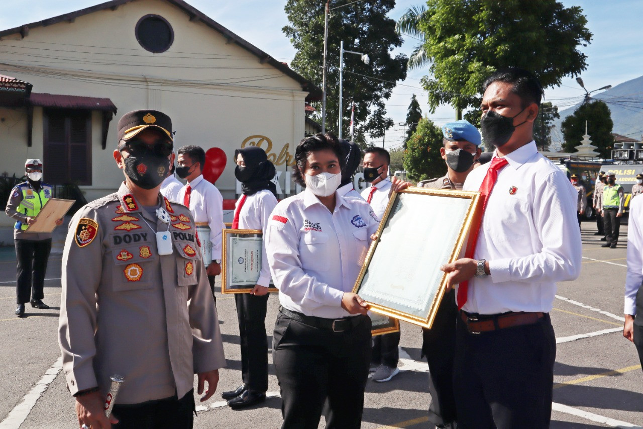 Kapolres Bukittinggi bersama Personil Satreskrim Menerima Penghargaan Dari Kornas TRC PPA