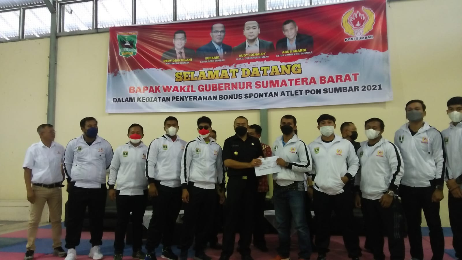 Atlet Peraih Medali PON Terima Bonus Spontan
