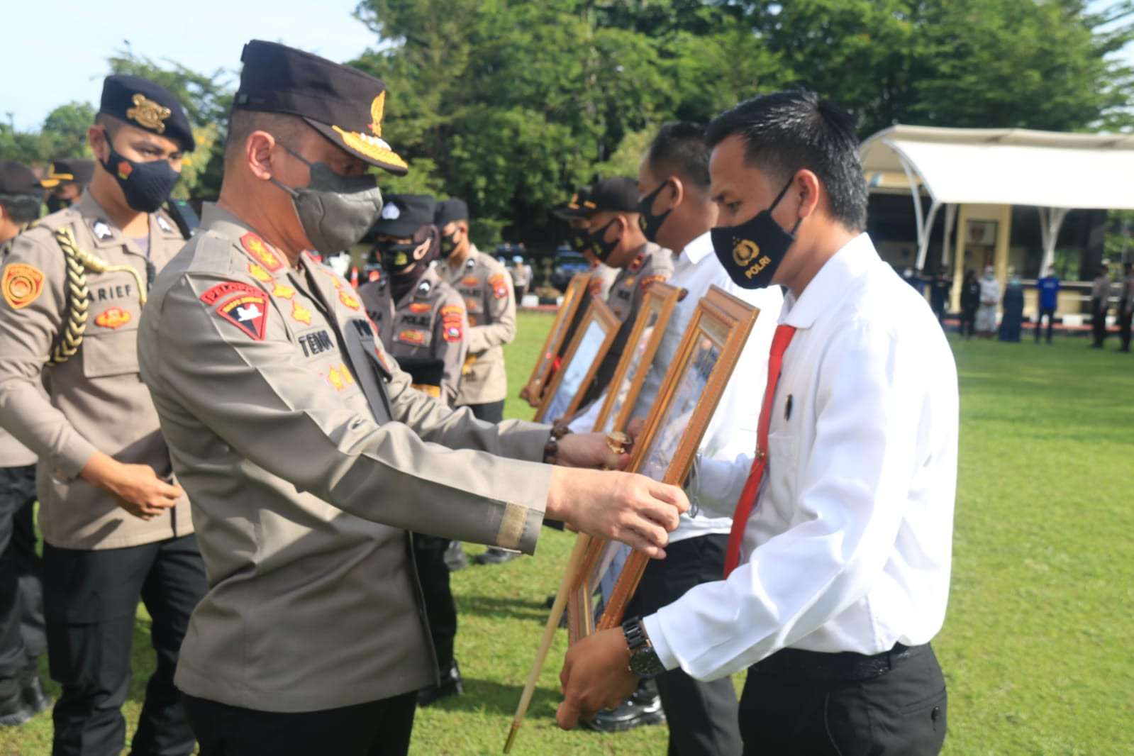Kapolda Sumbar berikan Penghargaan kepada Personelnya 