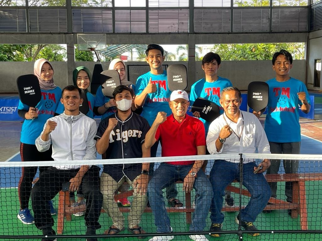 Tarmizi Mawardi Lepas Tim Pickleball Mahasiswa Sumbar ke Kejurnas  