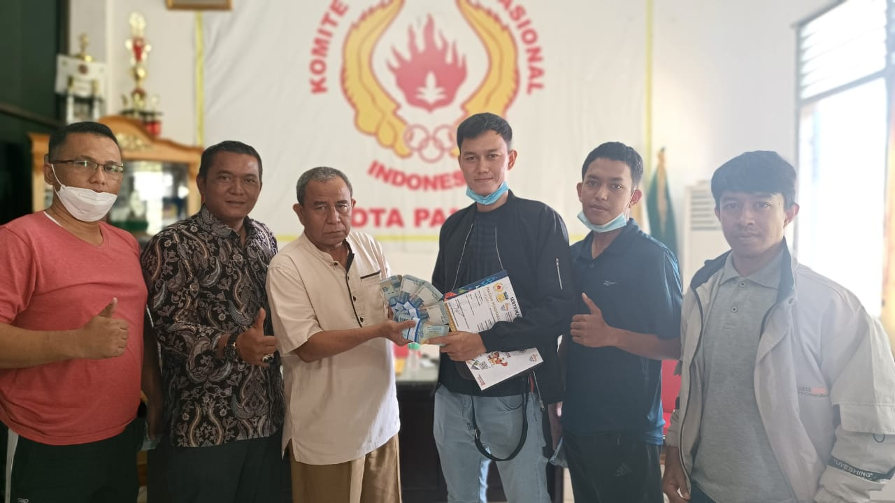 Ketua Umum KONI Padang, Menyerahkan Bonus Kepada Atlet Kota Padang Yang Meraih Mendali di PON Papua