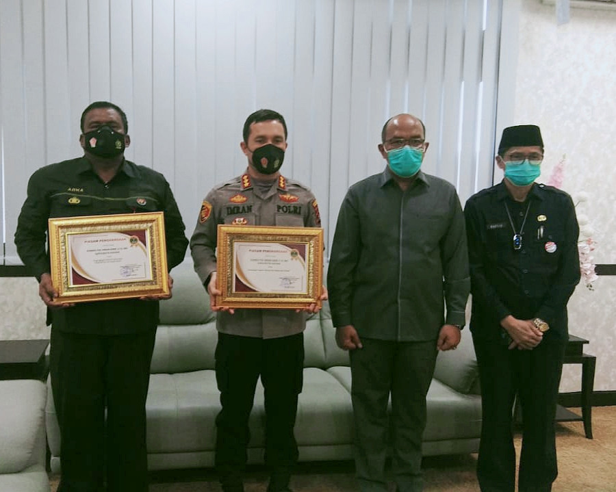 Ketua DPRD Sumbar Berikan Penghargaan Pada Kapolresta Padang