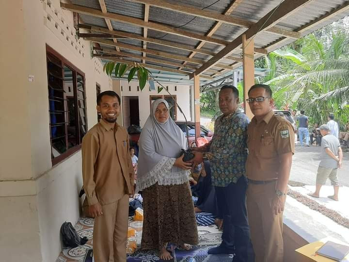 Aprinaldi Bantu Bibit Durian untuk Poktan V Koto Kampuang Dalam