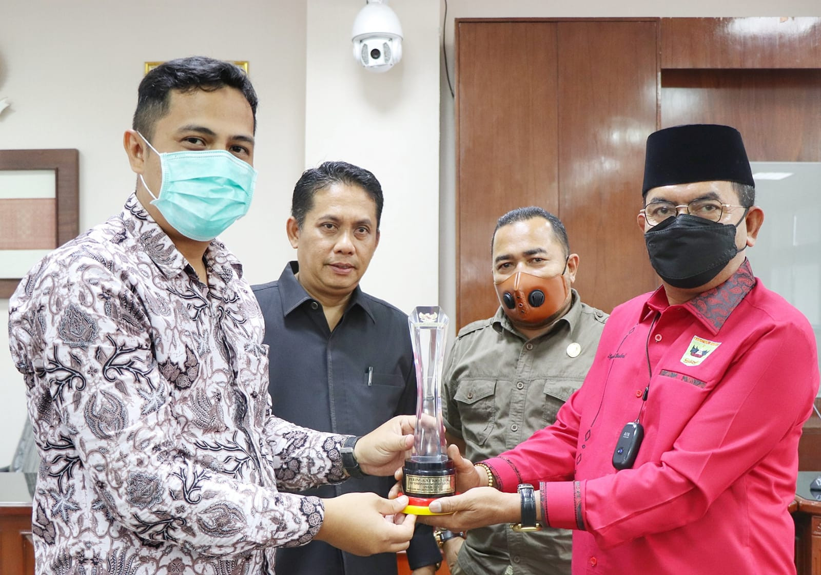 Syamsul Bahri dan Partai PDIP terima Penghargaan keterbukaan Informasi Publik