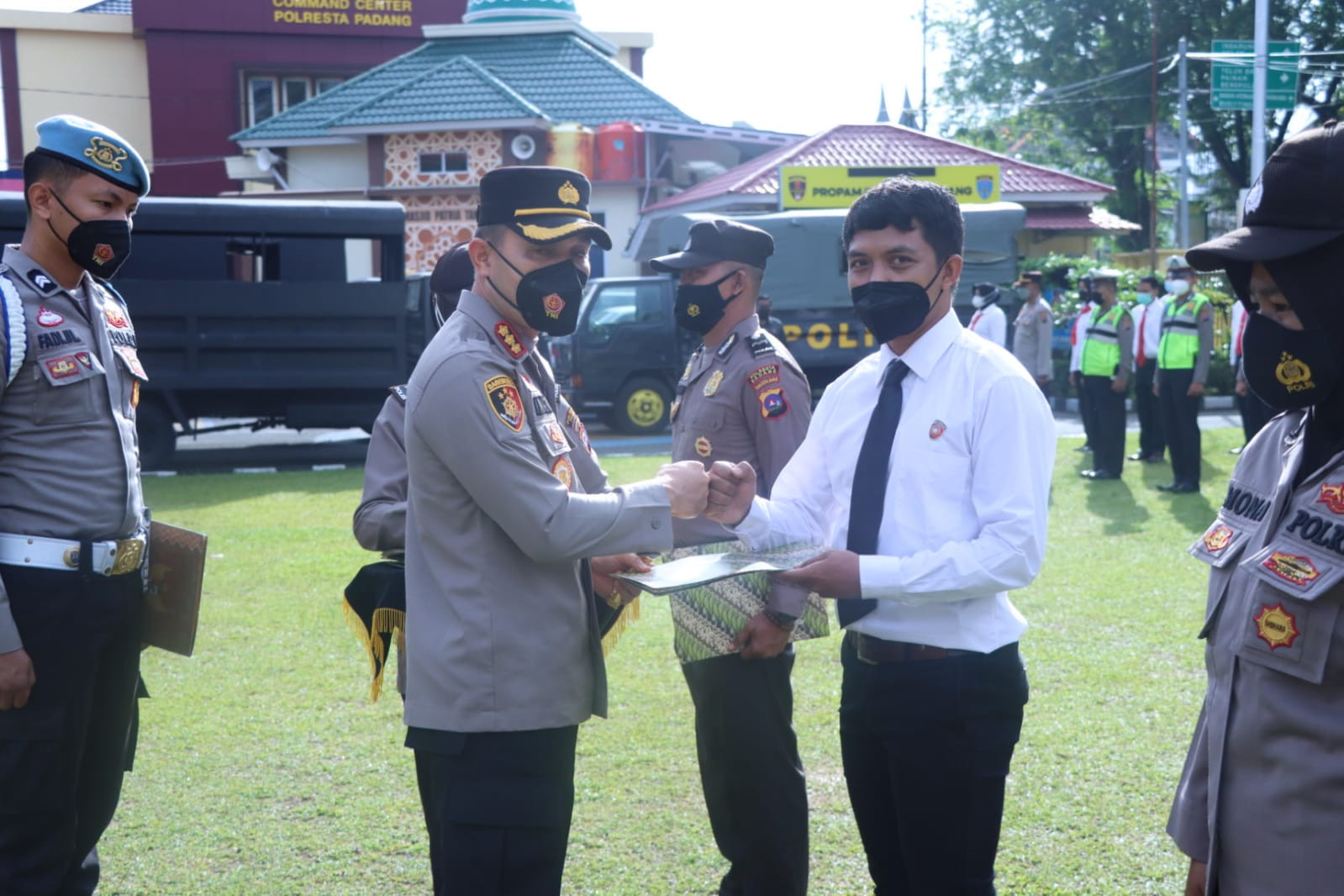 Karena Berperan Aktif Untuk Vaksinasi, Kapolres Padang Berikan Penghargaan Pada Personilnya 