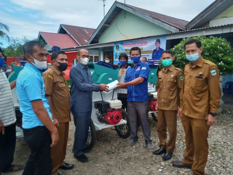 Anggota DPRD Sumbar, Nurnas Bantu Comben AW70C Untuk Keltan Lubuk Munti Jaya