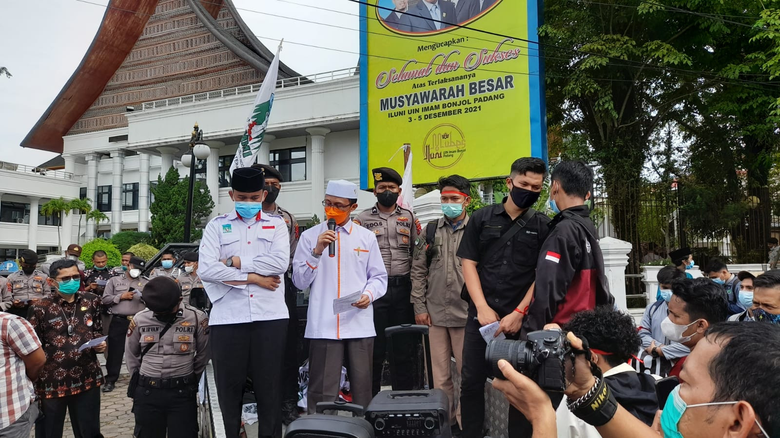 Puluhan Masyarakat Datangi DPRD Sumbar
