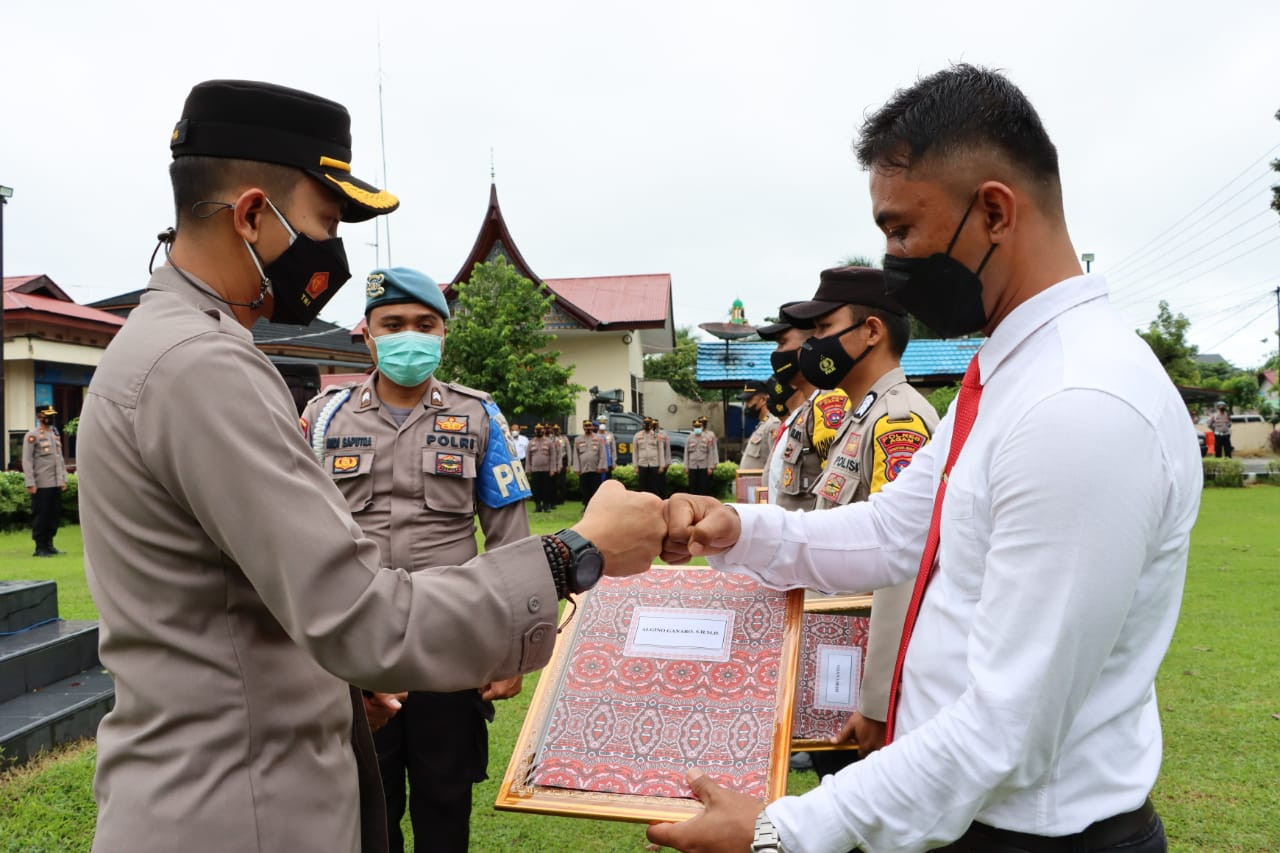 Kapolres Agam Berikan Reward Kepada Personil dan Nakes Berdedikasi Tinggi