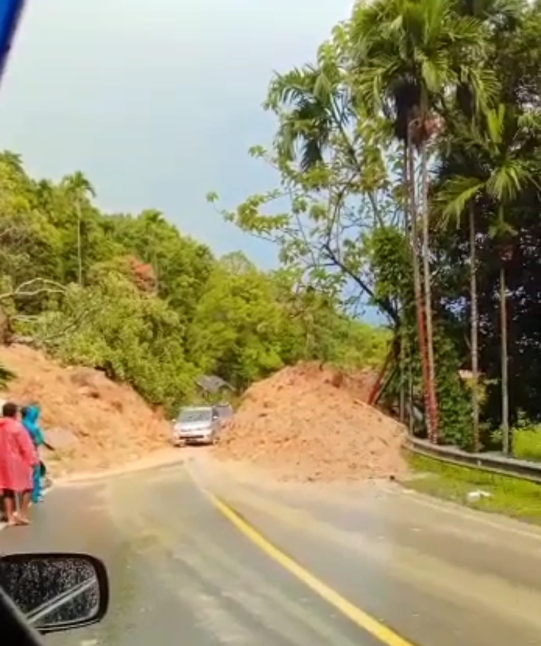 Hujan Intensitas Tinggi Mengakibatkan Akses Jalan Nasional di Bukit Pulai Mengalami longsor