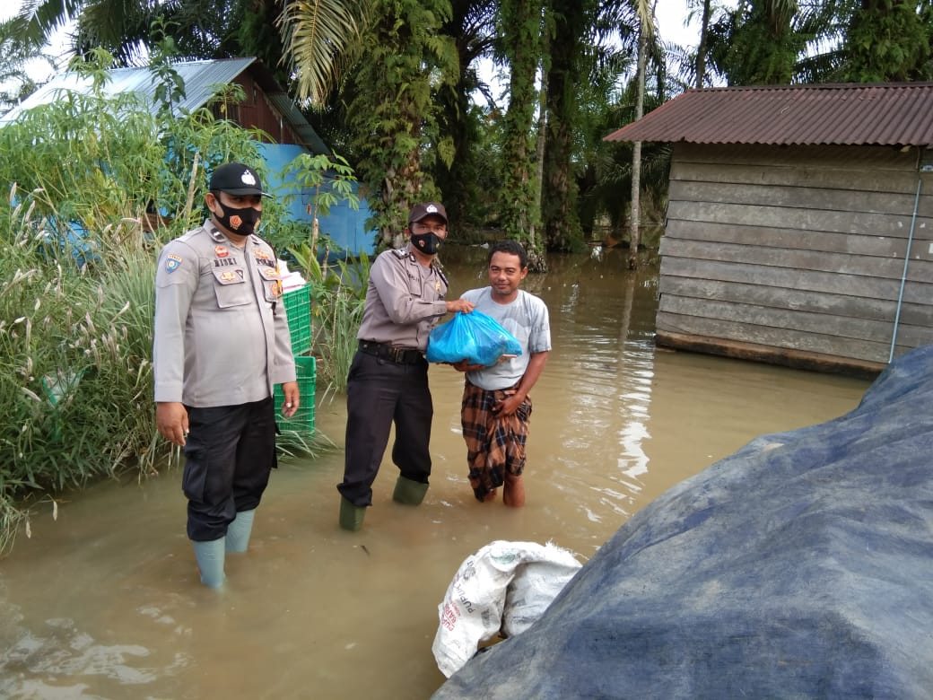 Polres Pasaman Barat Peduli; Bagikan Sembako Untuk Korban Banjir