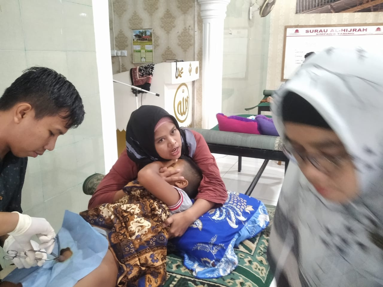 Kapolsek Koto Tangah bantu khitan warga kurang mampu bekerjasama dengan Relawan khitan 