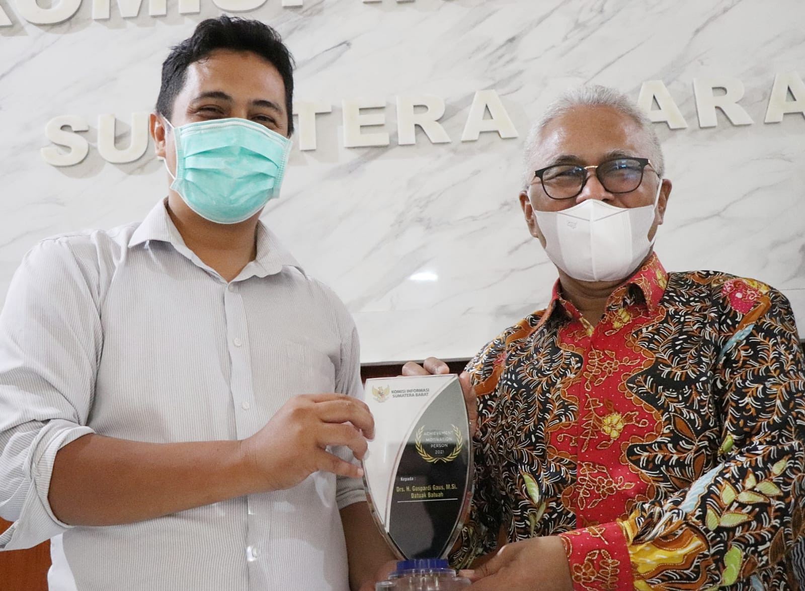 KI Sumbar Serahkan AMP Award kepada Guspardi Gaus