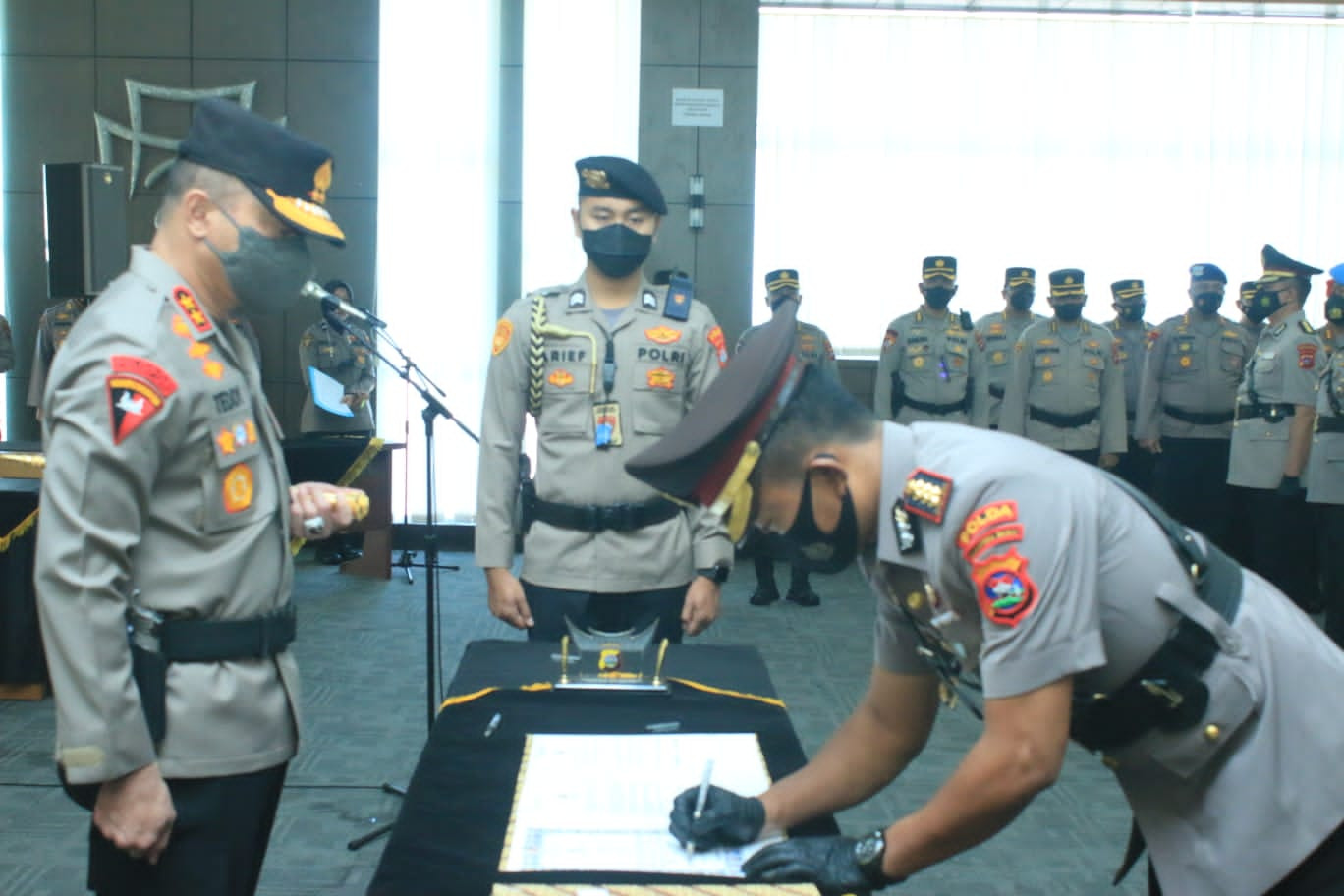 Kapolda Sumbar pimpin Sertijab 5 PJU dan 5 Kapolres 