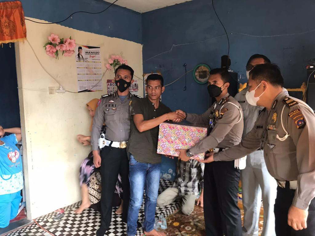 Kasat Lantas Bukittinggi Serahkan Bantuan Pada Korban Laka Lantas 