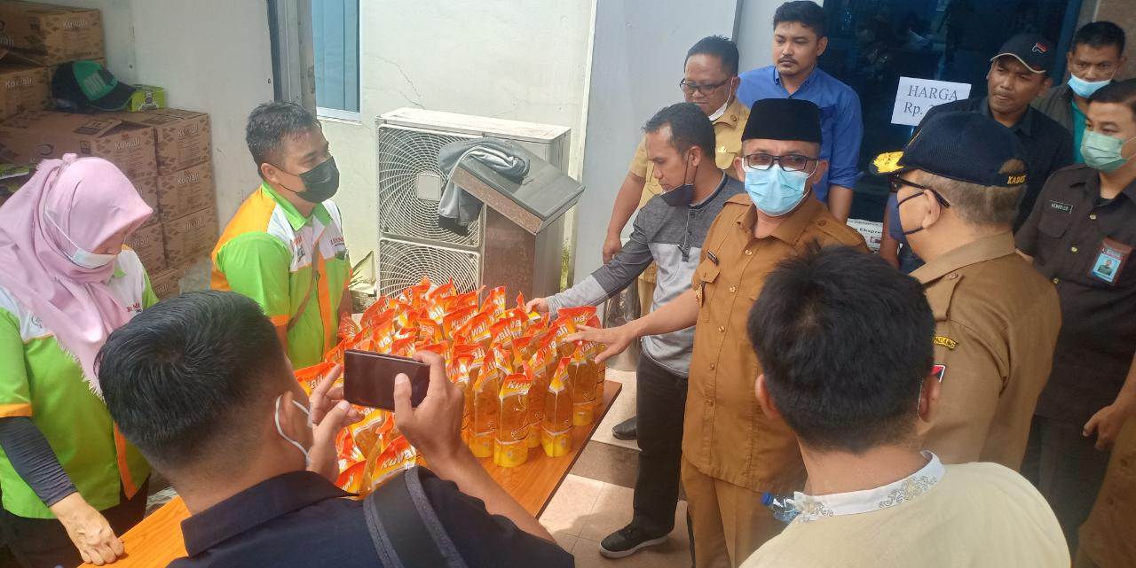 Warga Serbu Pasar Murah HUT Padek, Wako Hendri Beli Produk UMKM
