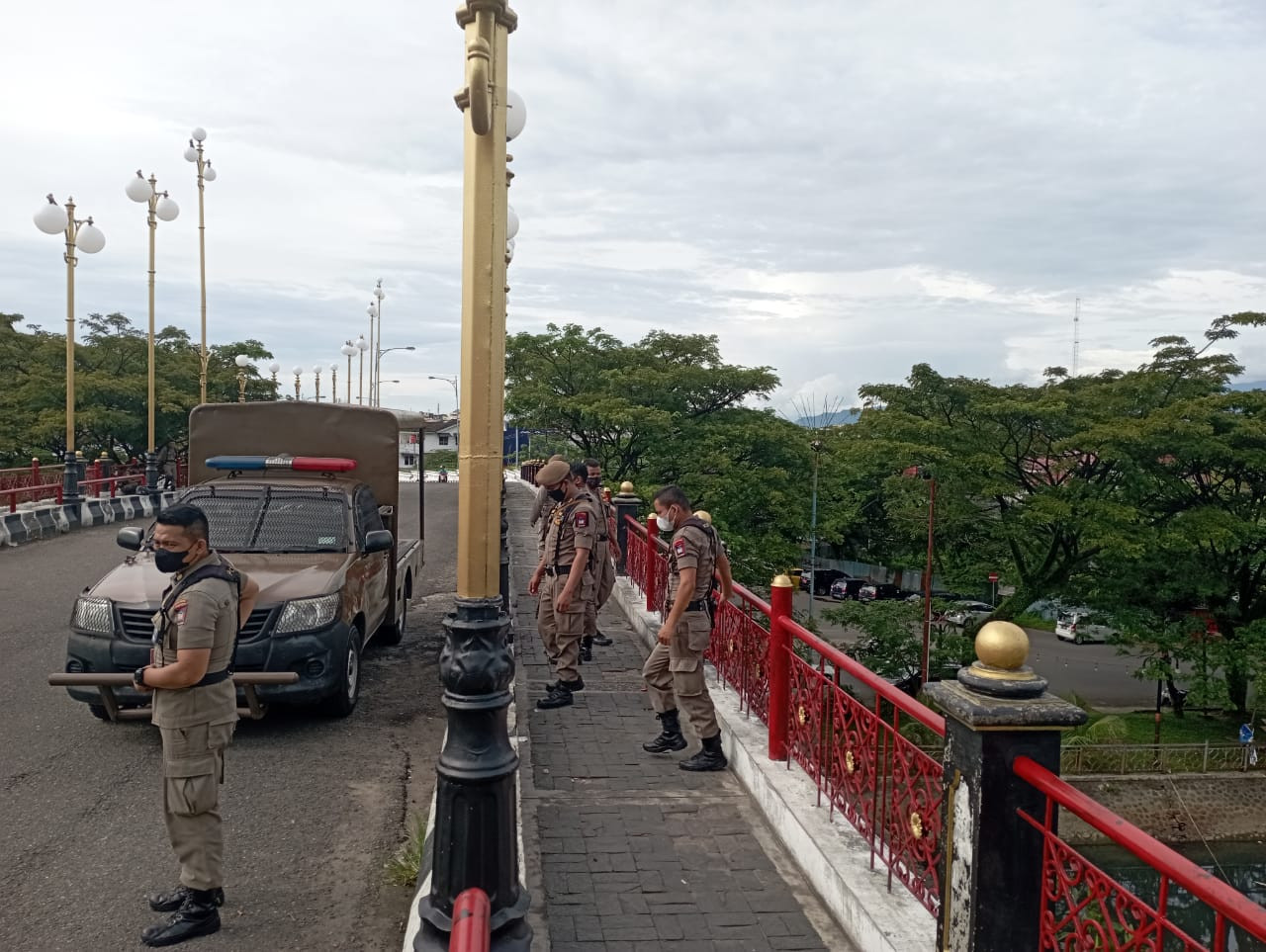Satu Regu Personil Sat Pol PP Padang di Siagakan di Jembatan Sitinurbaya 