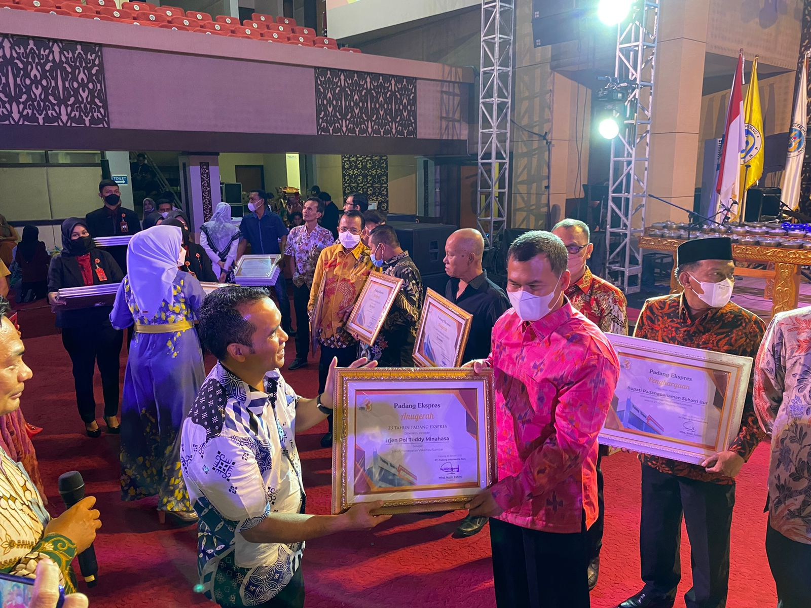 Kapolda Sumbar terima Anugerah dari Padang Ekspres, Tokoh Percepatan Vaksinasi Sumbar 
