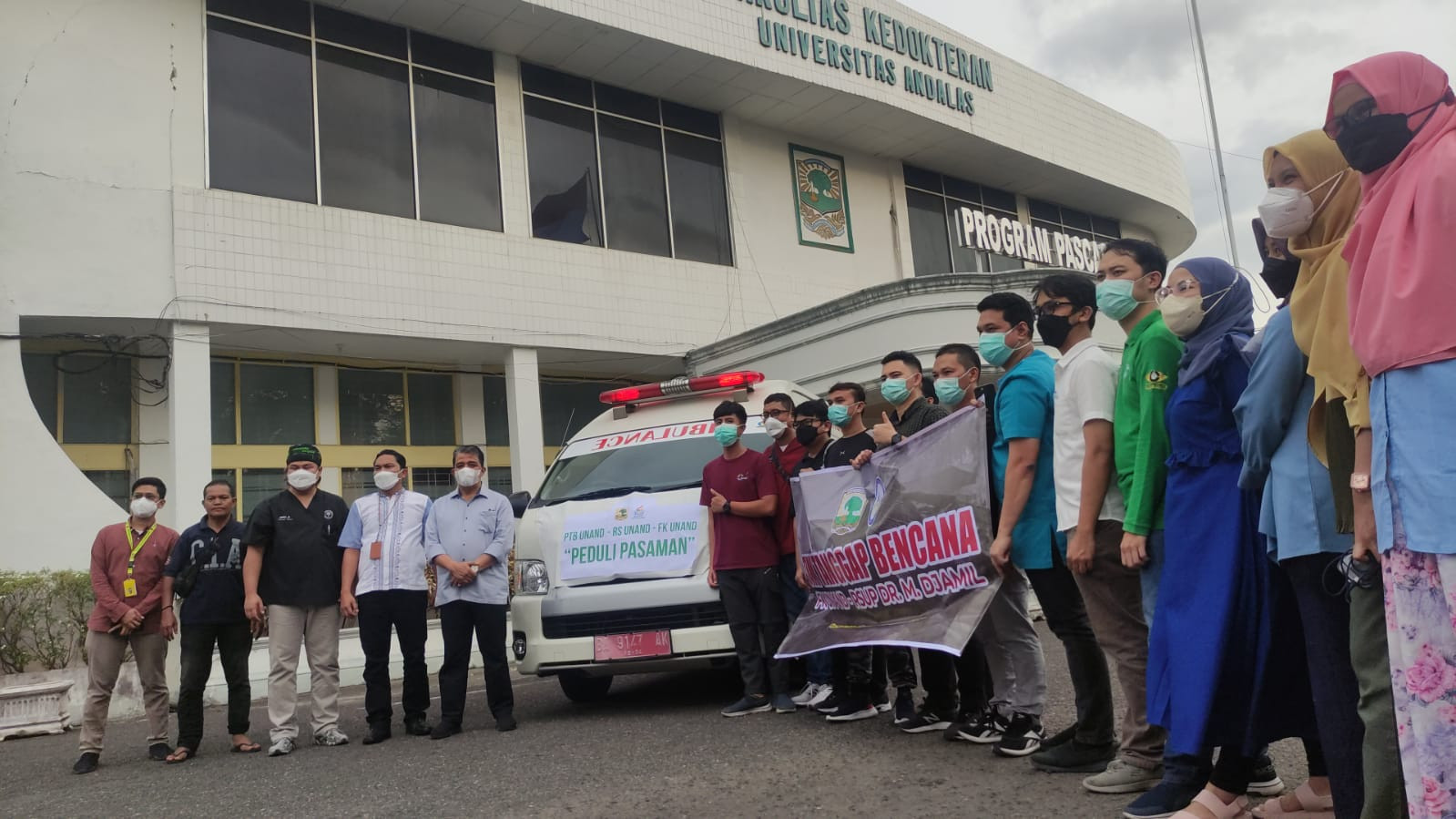 Rektor Unand Lepas Tim Peduli Bencana Unand Aksi Tanggap Darurat Bencana Gempa di Pasbar