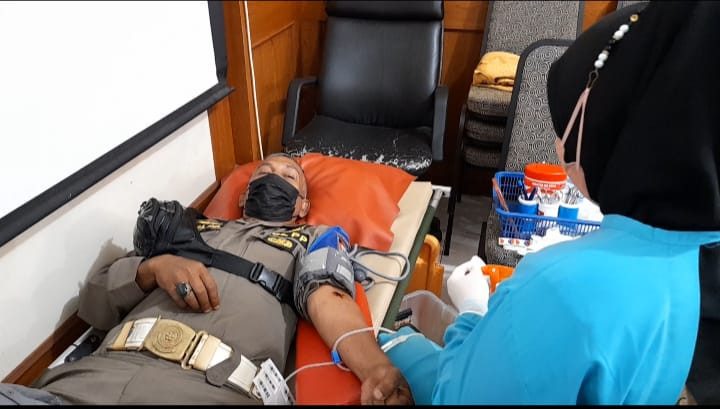 Satpol PP Padang Gelar Bakti Sosial Donor Darah