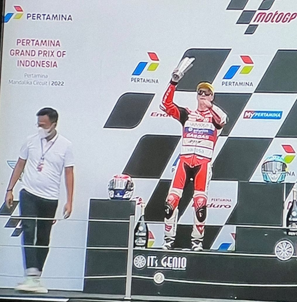 Dirut Aviasi Pariwisata Indonesia, Dony Oskaria Serahkan Trophy Ke Juara Moto2 