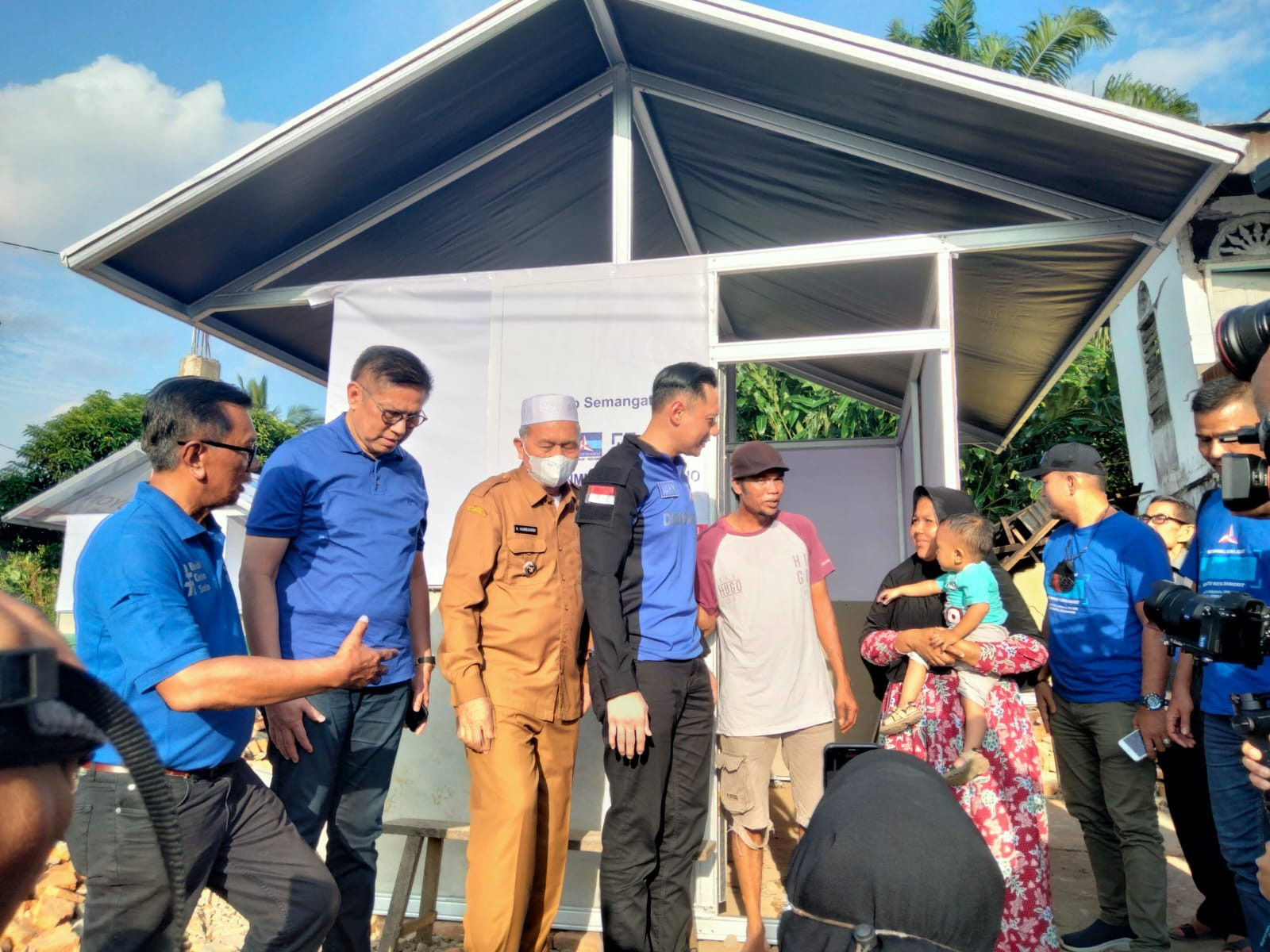 AHY Mengunjungi Korban Gempa 6,1 SR di Pasaman Barat