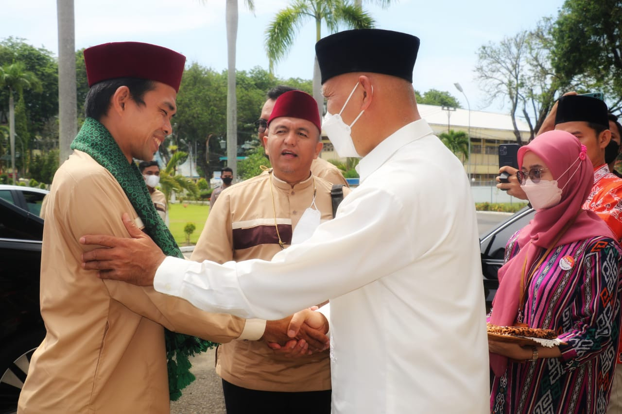 Puluhan Ribu Jamaah Padati Tausiyah UAS di Masjid Raya Sumbar