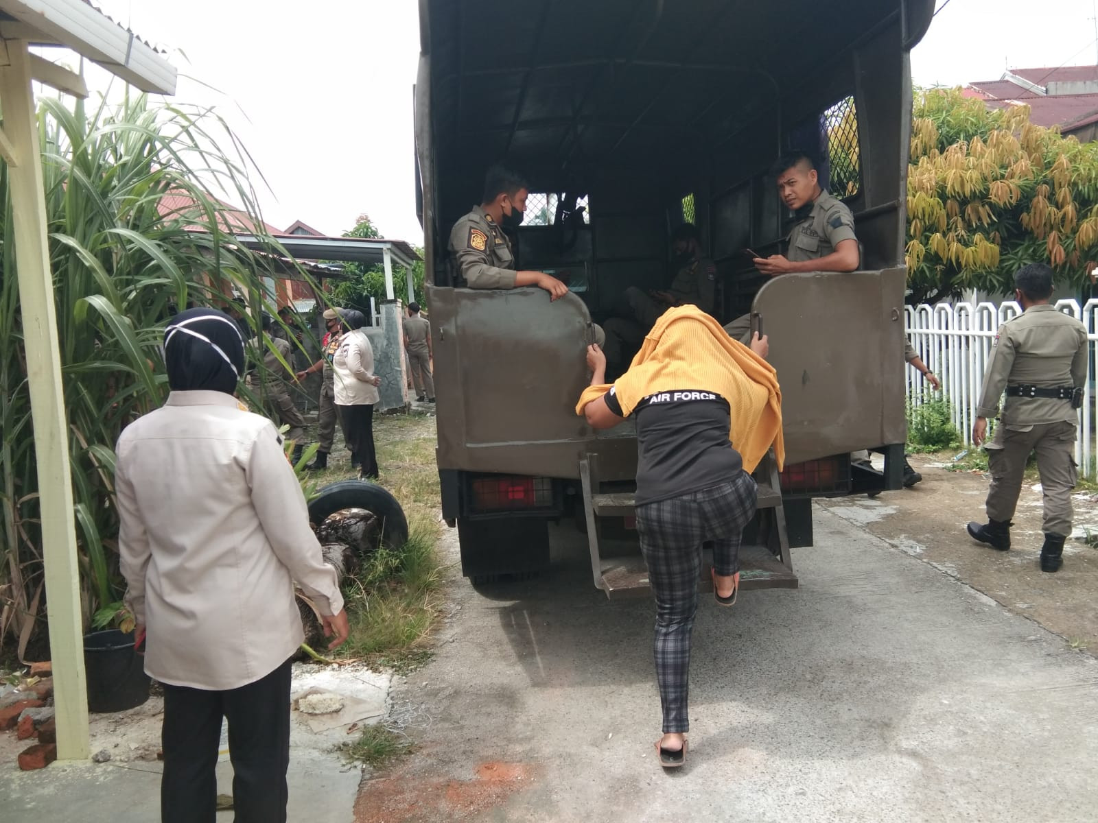 Satpol PP Padang Mengamankan tiga Orang Wanita Panti Pijat Berkedok Salon