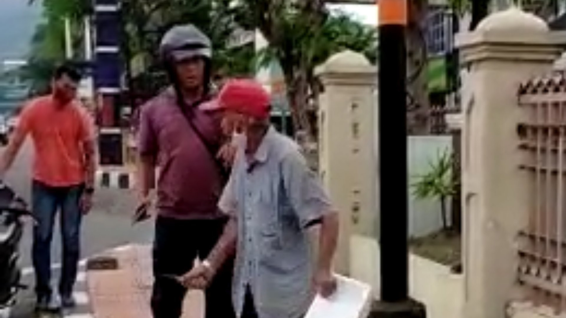 Tidak Terima Ditegur, Pak Tua Acungkan Senjata Tajam 