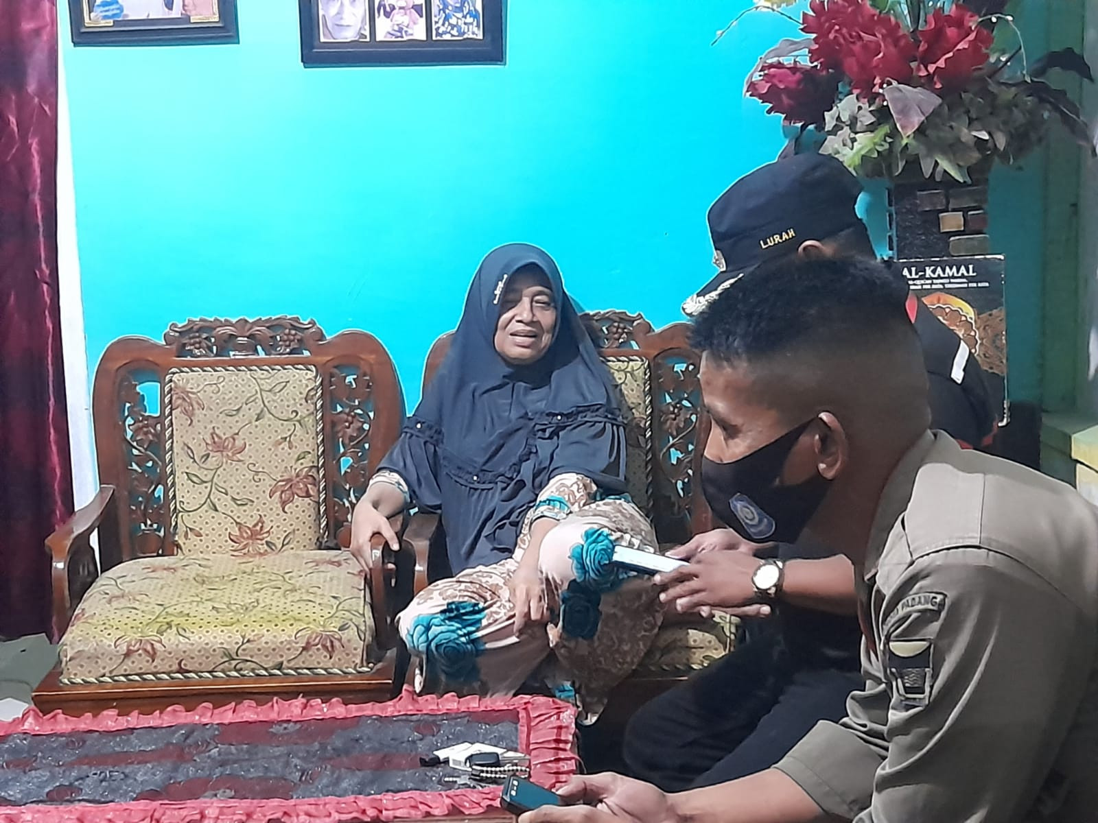 Linglung, Wanita Paruh Baya diselamatkan Satpol PP Kota Padang 