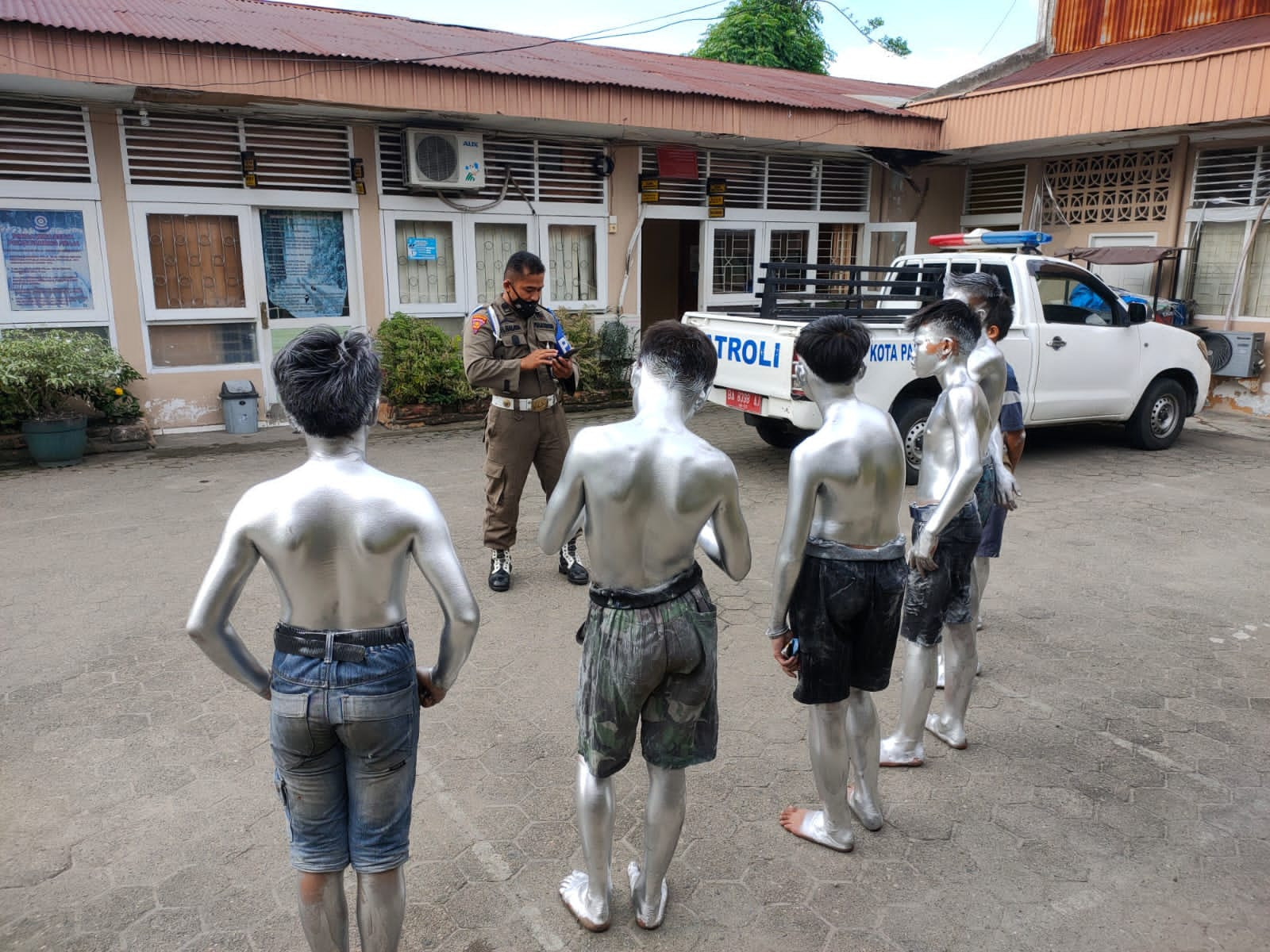 Manusia Silver Kembali di Tertibkan Sat Pol PP Padang
