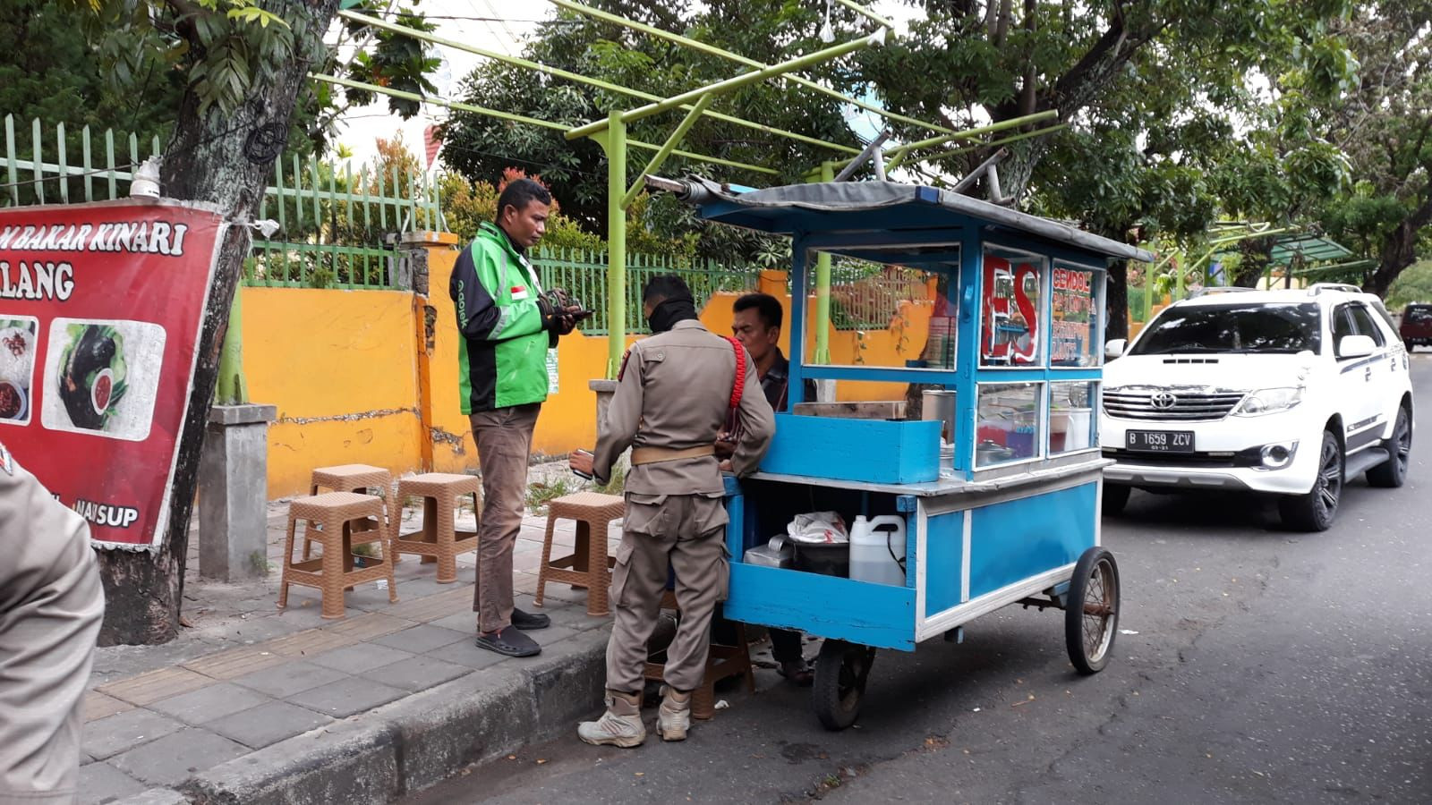 Satpol PP Kota Padang Kembali Menertibkan Pedagang Memakai Badan Jalan dan Trotoar Kawasan Jati