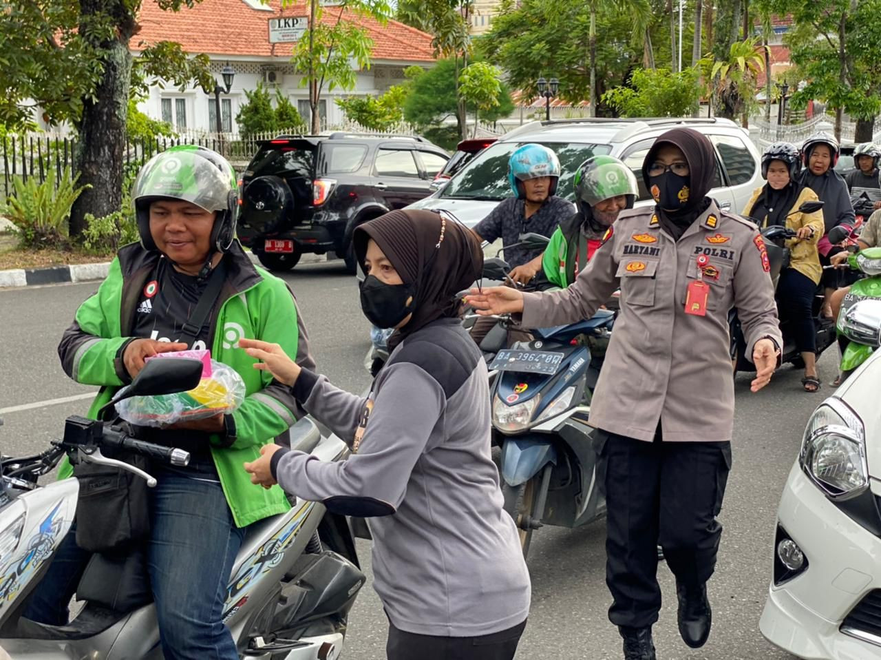 Polwan Polda Sumbar berbagi Takjil kepada Masyarakat 