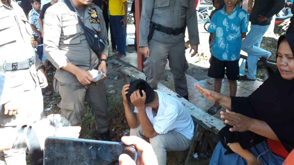 Pasangan Muda Mudi ini Diduga Berbuat Mesum diamankan Warga