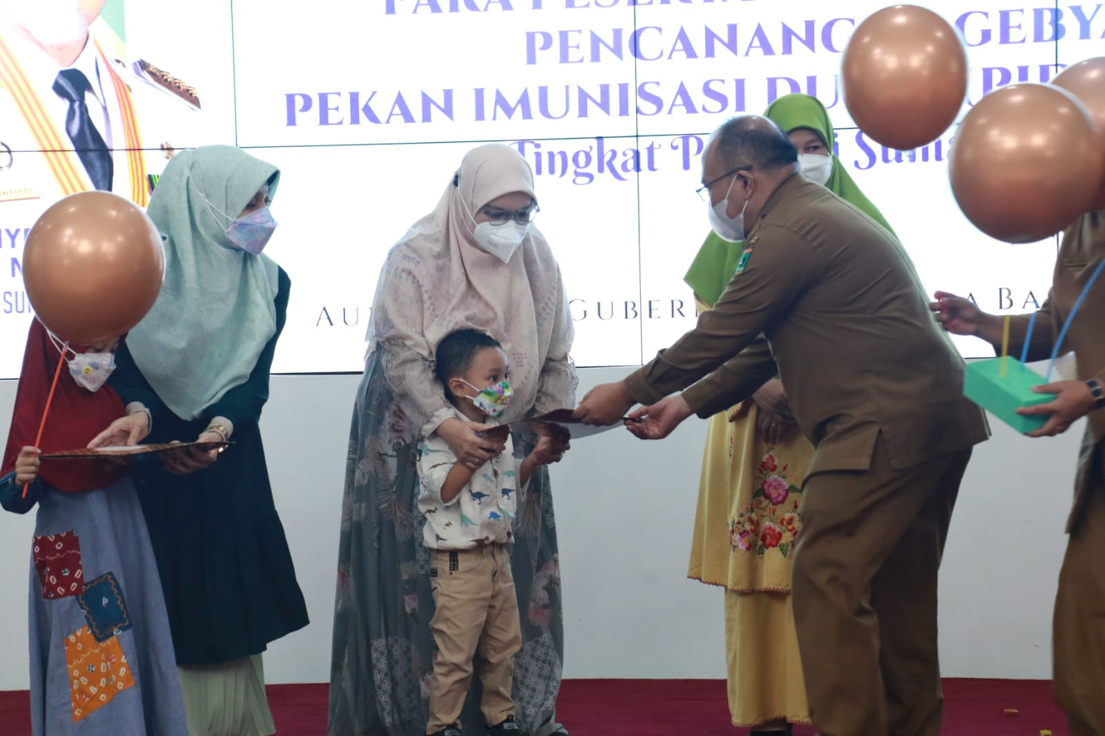 Tingkatkan Capaian Imunisasi, Sekdaprov Sumbar Luncurkan Gebyar Pekan Imunisasi Dunia