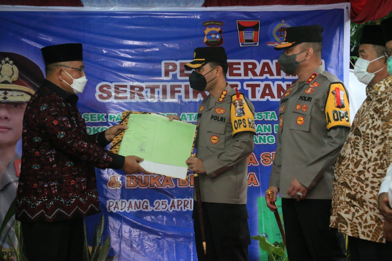 Kapolda Sumbar hadiri Penyerahan Hibah Tanah untuk pembangunan Polsek Padang Selatan 