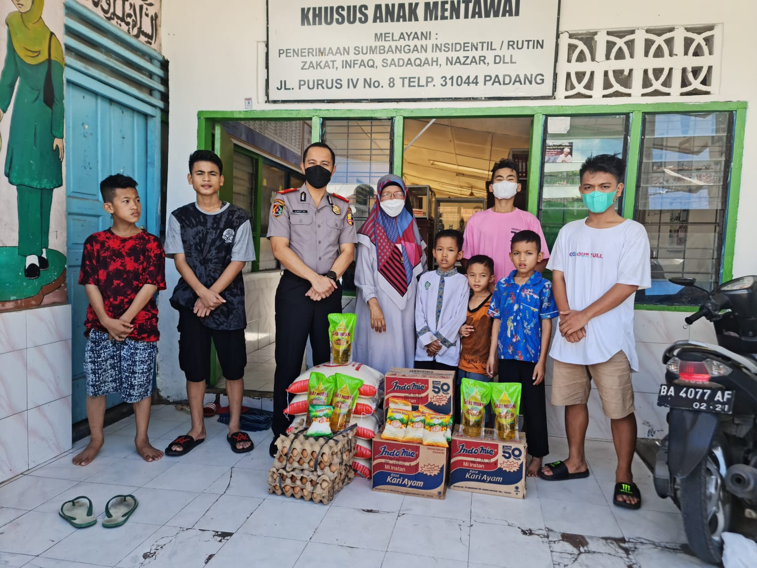 Polisi Peduli, Kompol Albert Zai Serahkan Sembako ke Panti Asuhan Khusus Anak Mentawai di Padang 