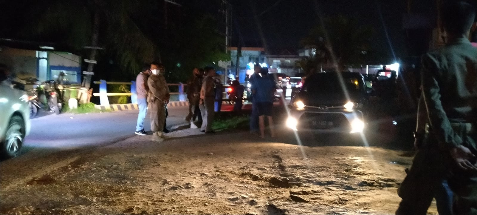 Satpol PP Kota Padang Tegur Pemilik Kendaraan Sedot WC yang Diparkir diatas Jembatan