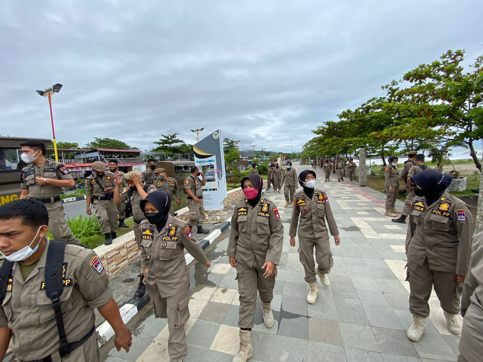 Satpol PP Padang siagakan 80 Personil Sepanjang Pantai Padang